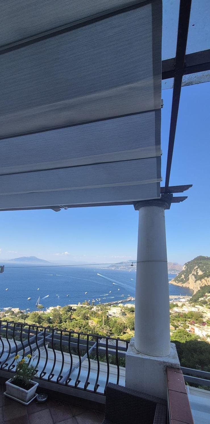 Tenda su misura sopra una terrazza privata, con il mare sullo sfondo