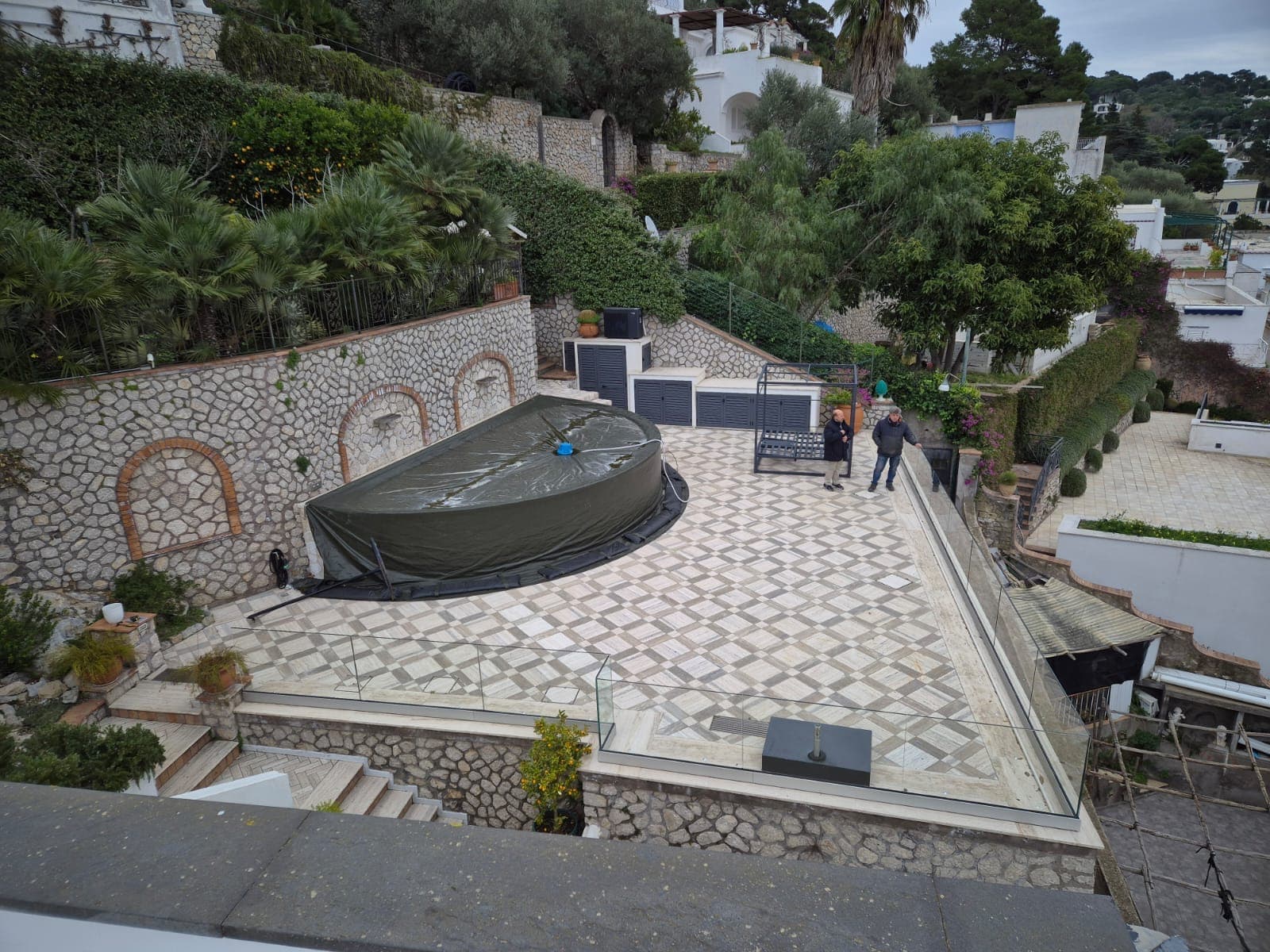 Copertura in PVC di una piscina privata a Capri, vista dall'alto