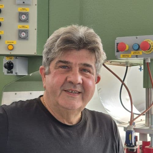 Giuseppe Petrosino nel laboratorio Politeli